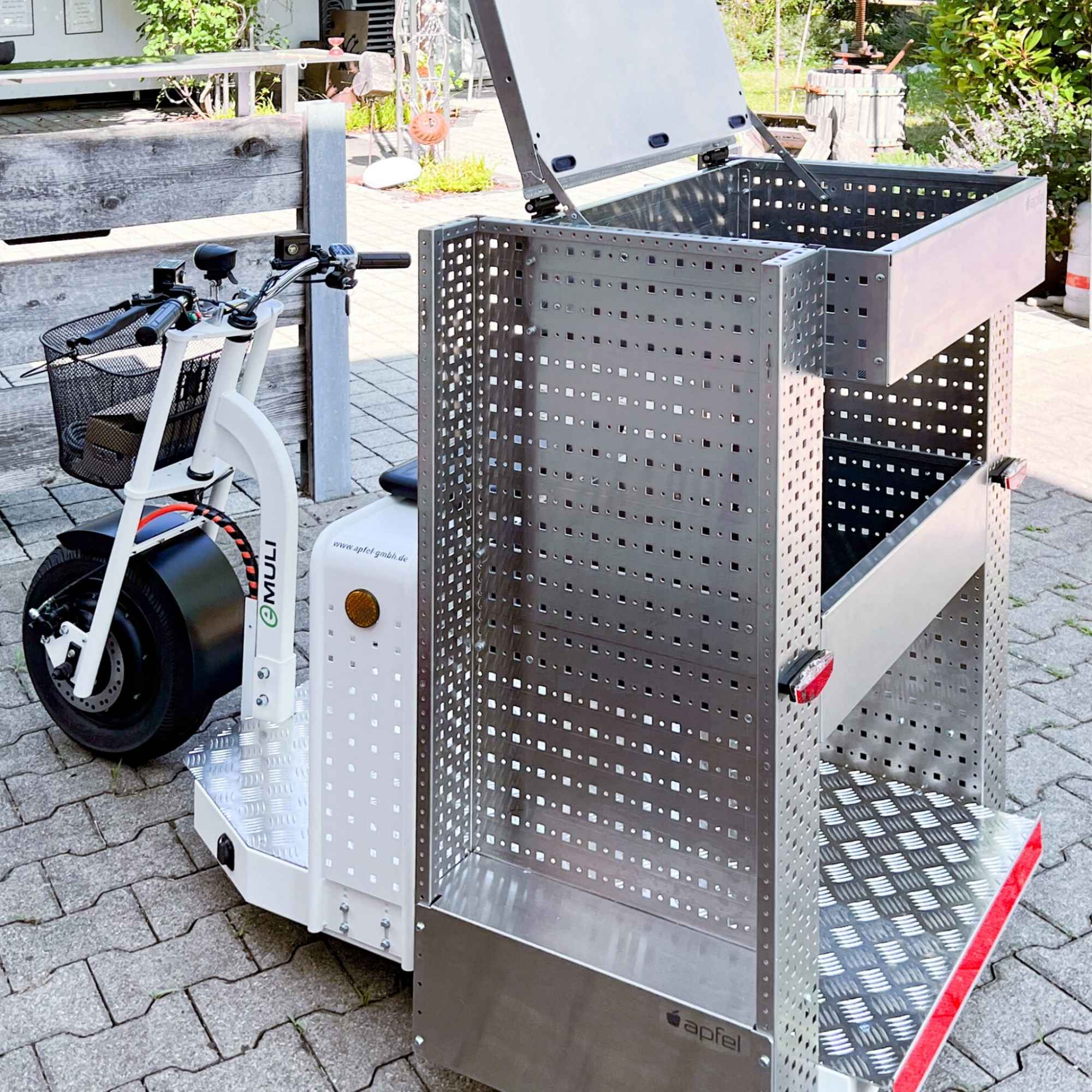 Elektrotransporter eMuli mit Aufbau aus Lochblech