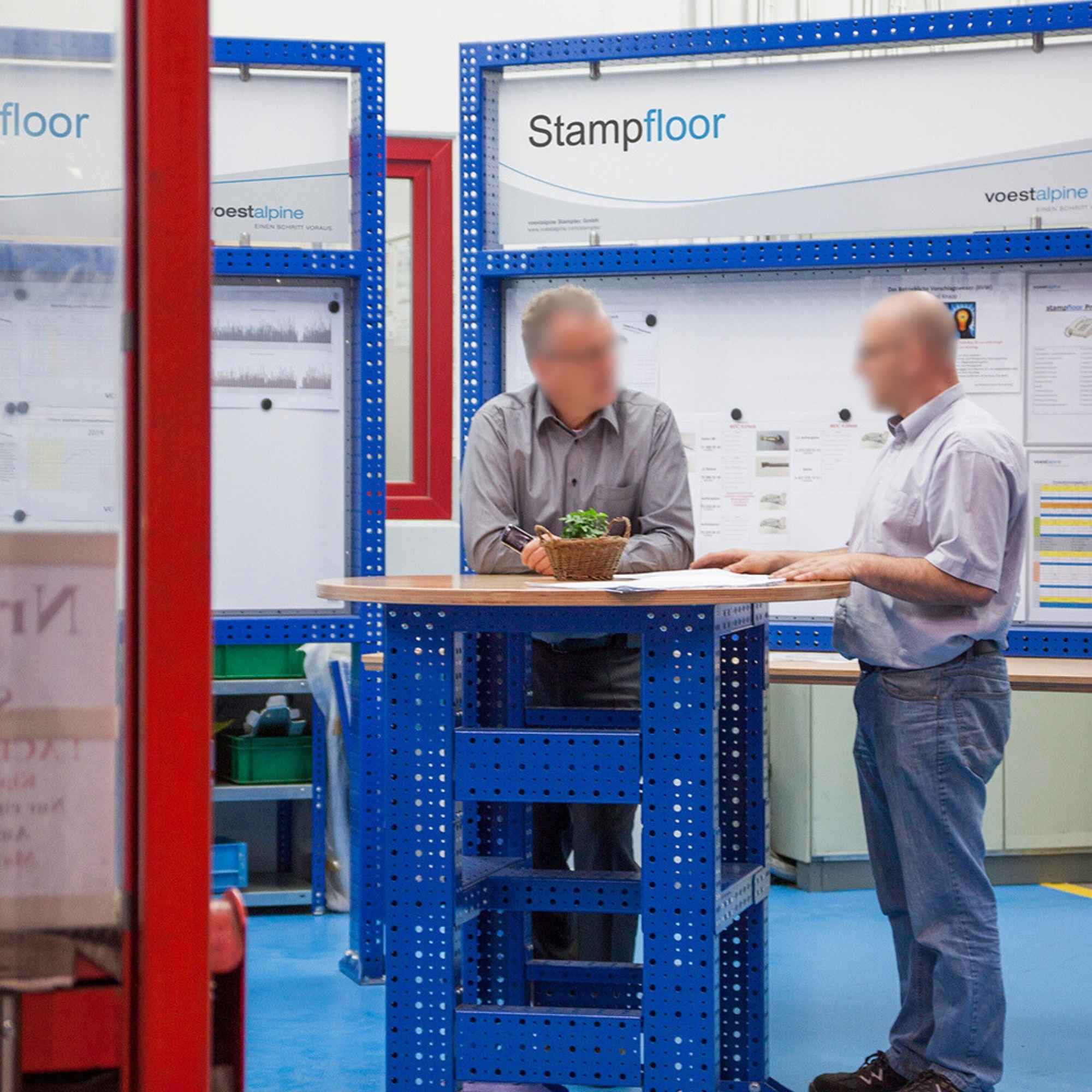 Arbeitsinsel als Shopfloor mit Stehtisch