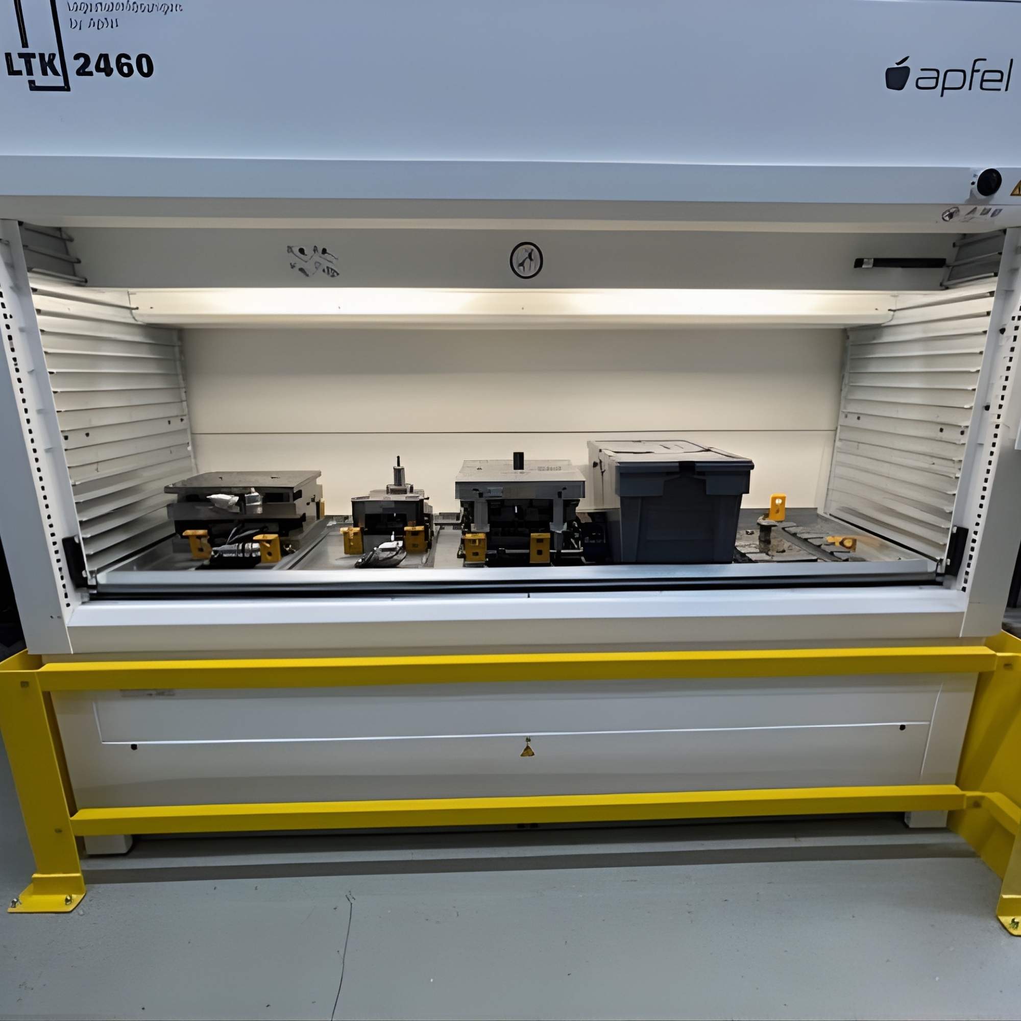 Lagerturm für schwere Werkzeuge mit Entnahmewagen