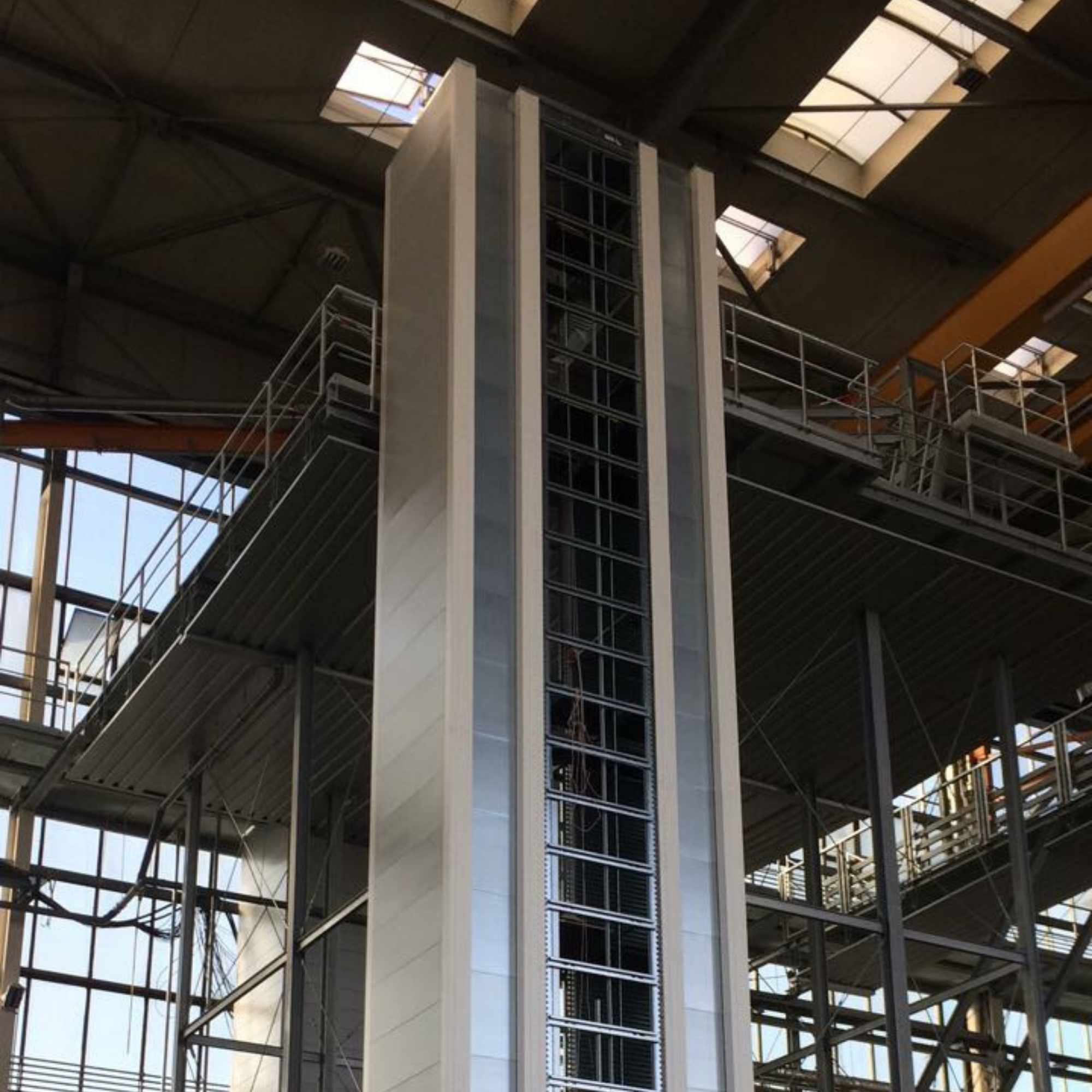 Lagerturm mit 15 Meter Höhe und drei Ausgaben