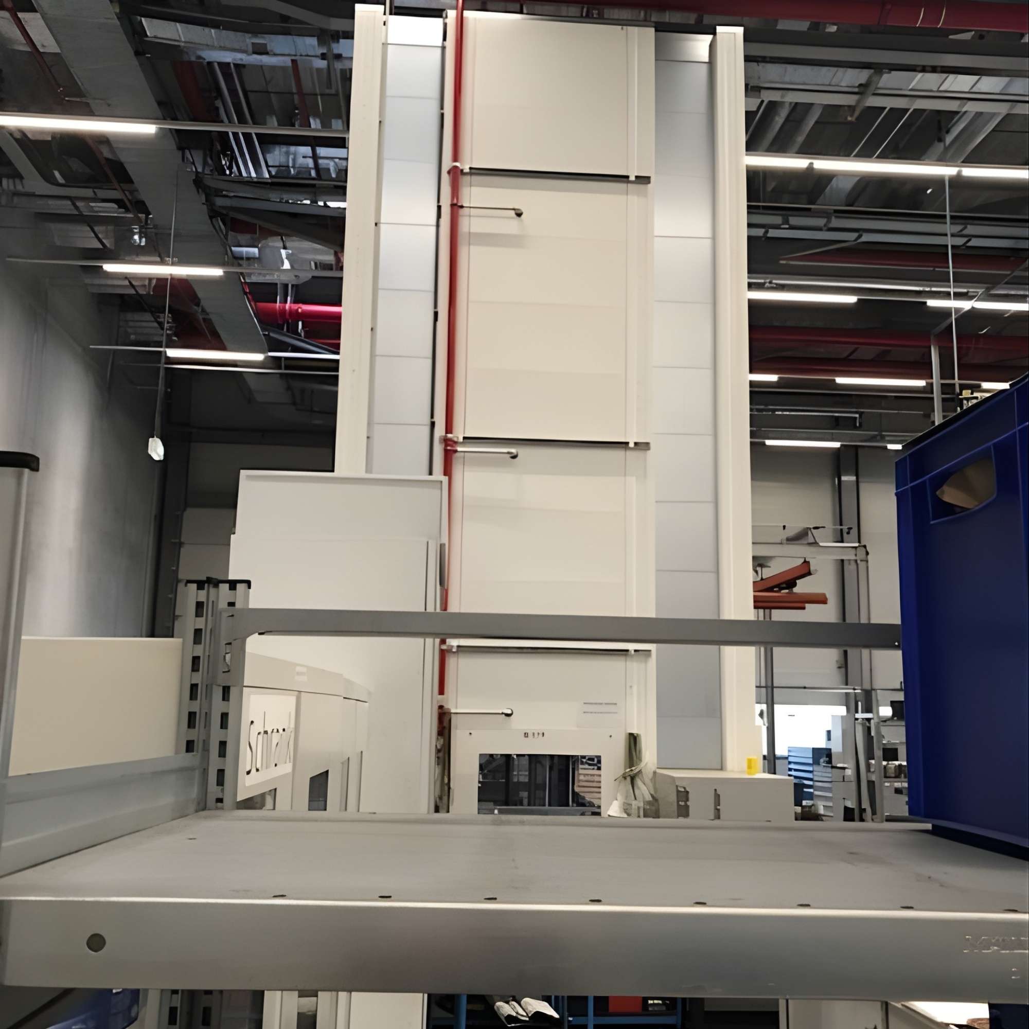 Lagerturm mit Brandschutzvorrichtung