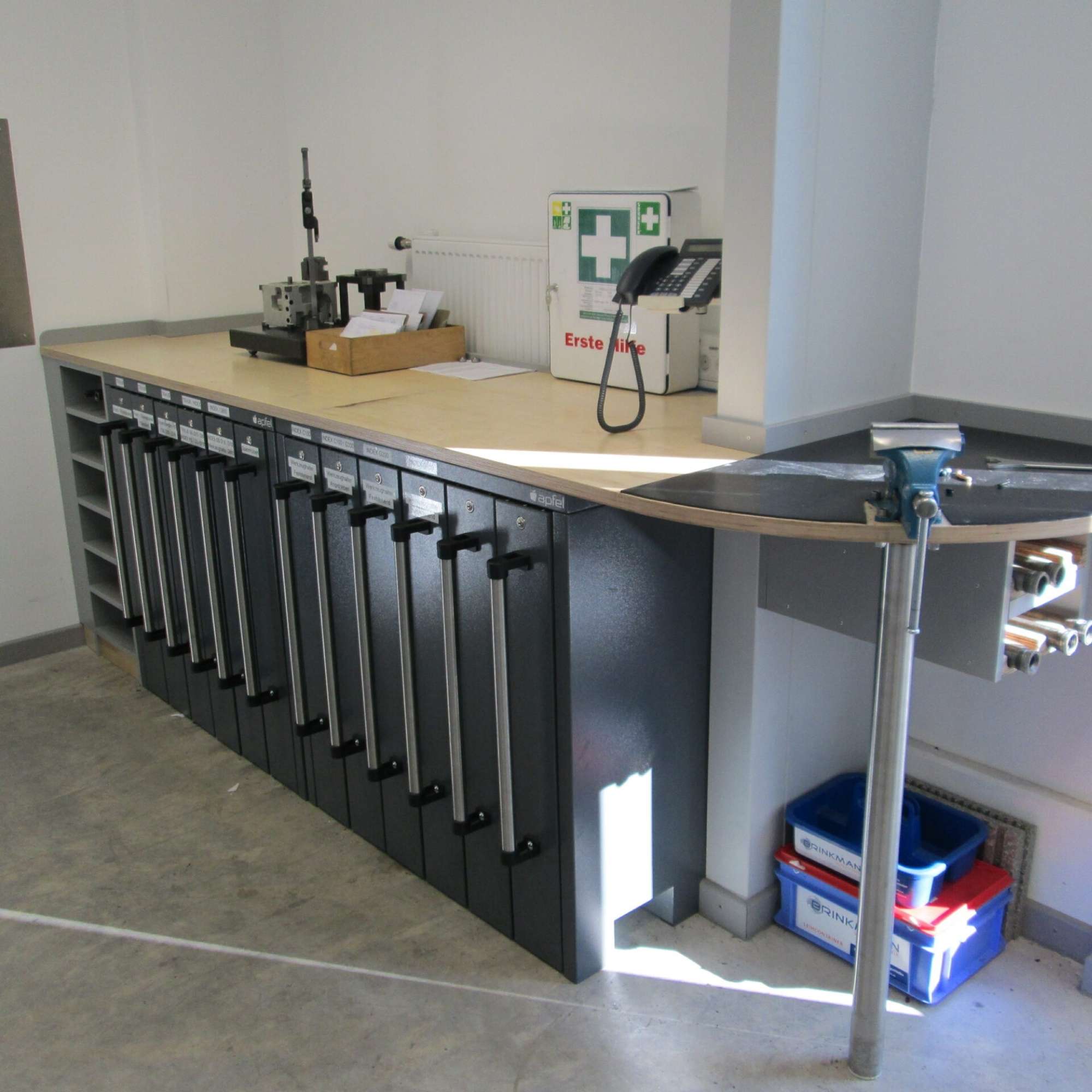 Niedriger Lagerschrank als Werkbank