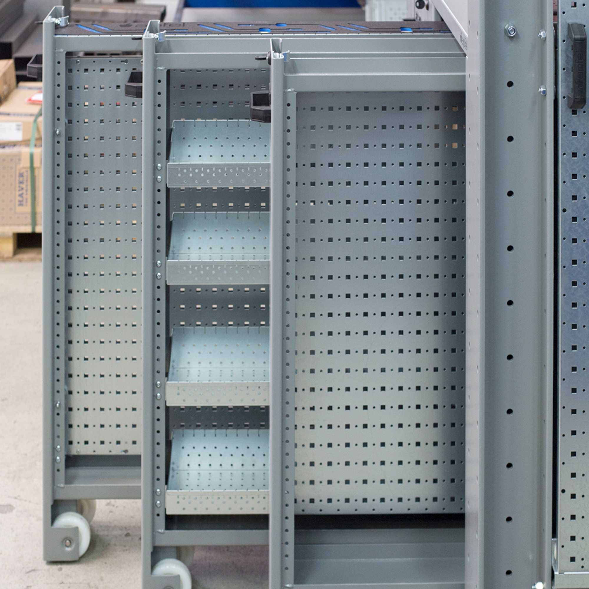 Grauer Schweißarbeitsplatz mit Schlauchaufroller