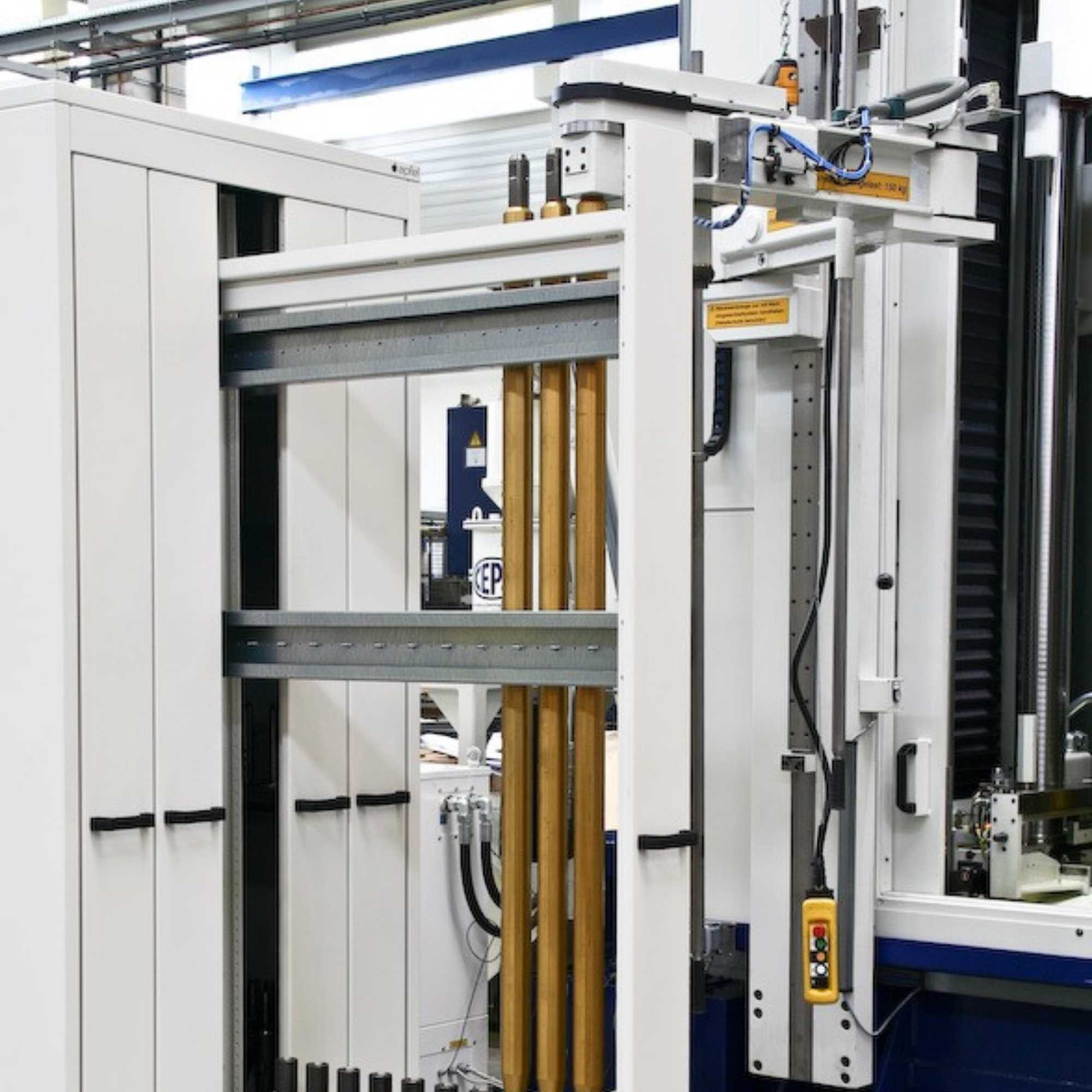 Werkzeugschrank für Schwerlast-Räumnadeln mit Krananbindung