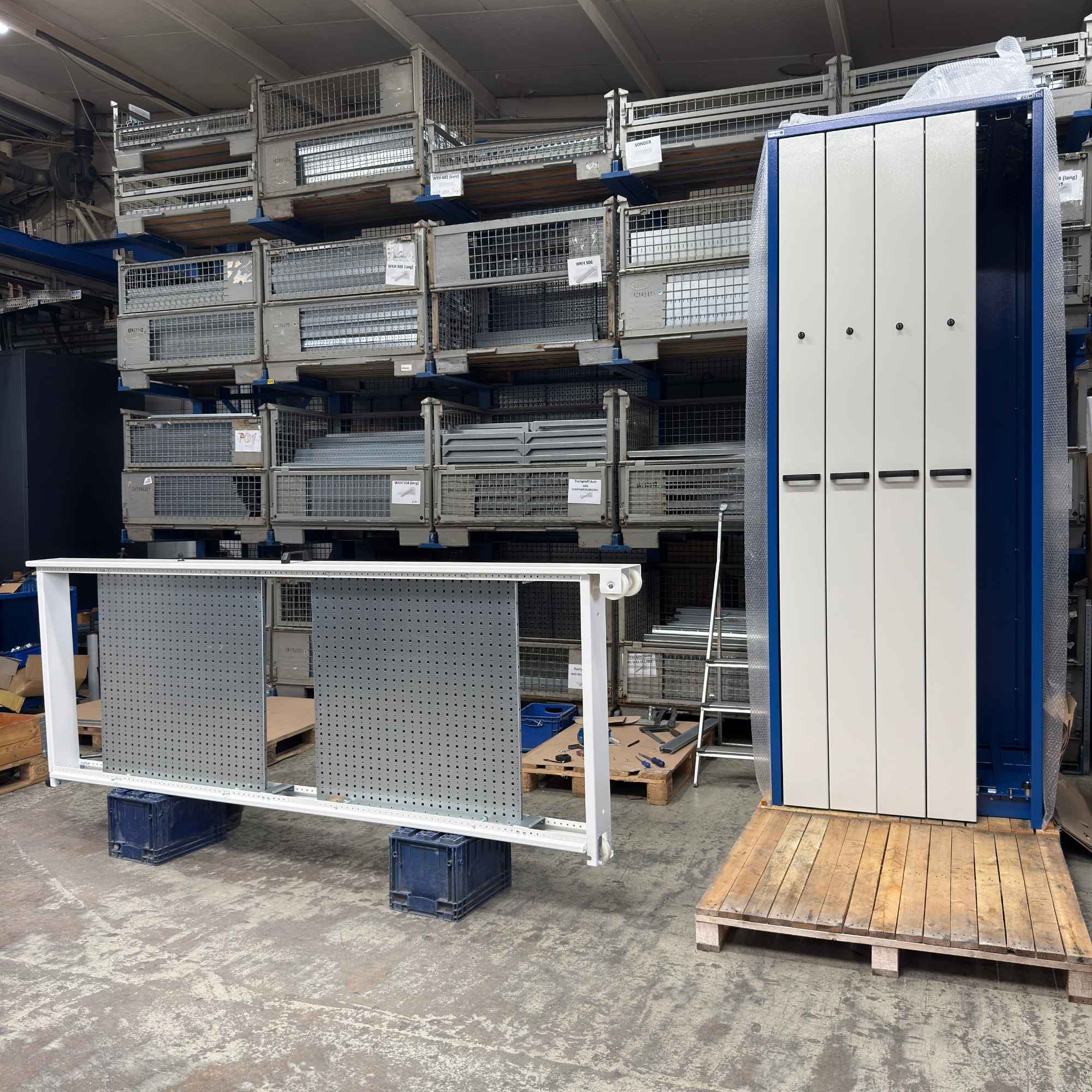 Werkzeugschrank mit geteilter Lochblechwand in Sonderhöhe