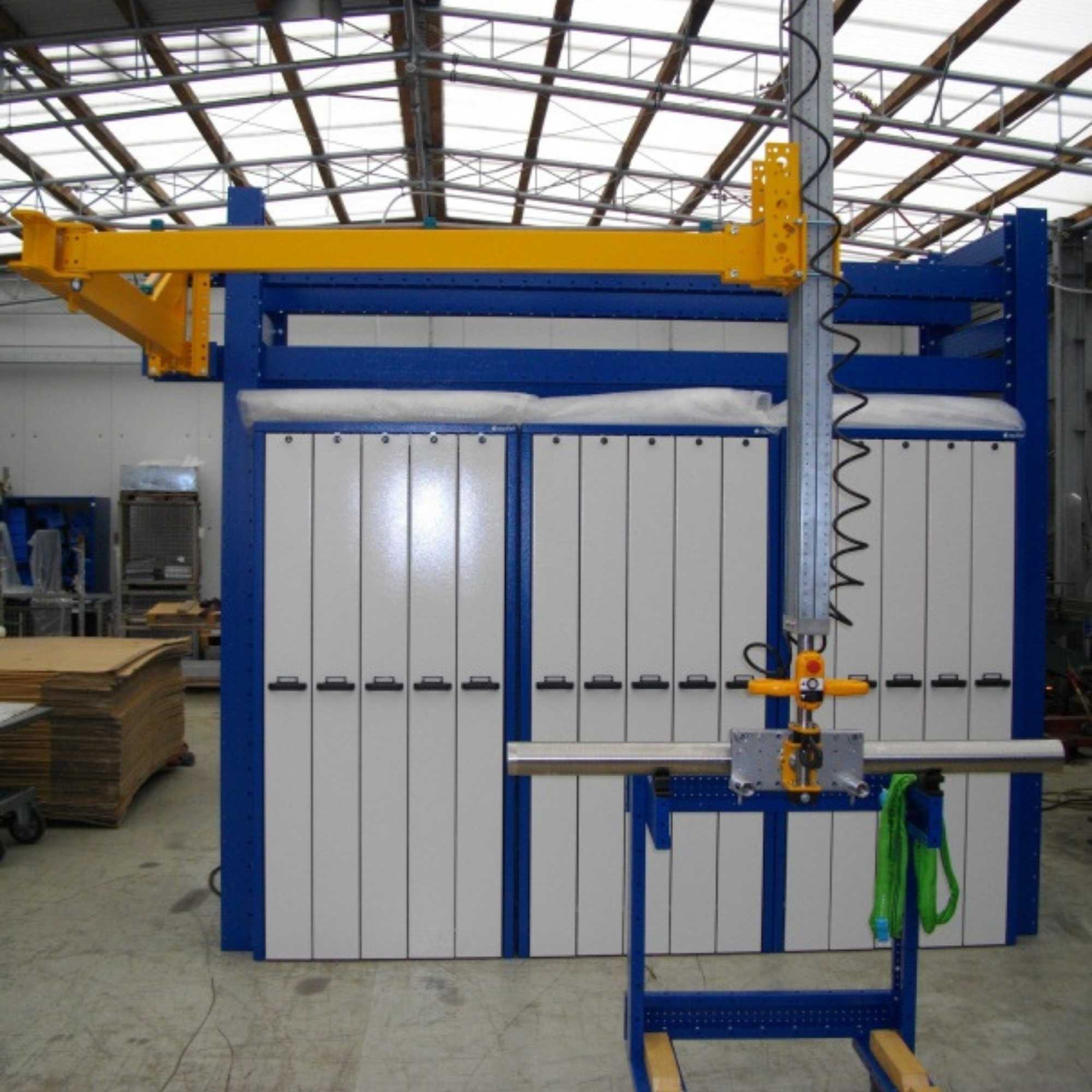 Werkzeugschrank zur Lagerung von Räumnadeln mit schwenkbarer Hebevorrichtung