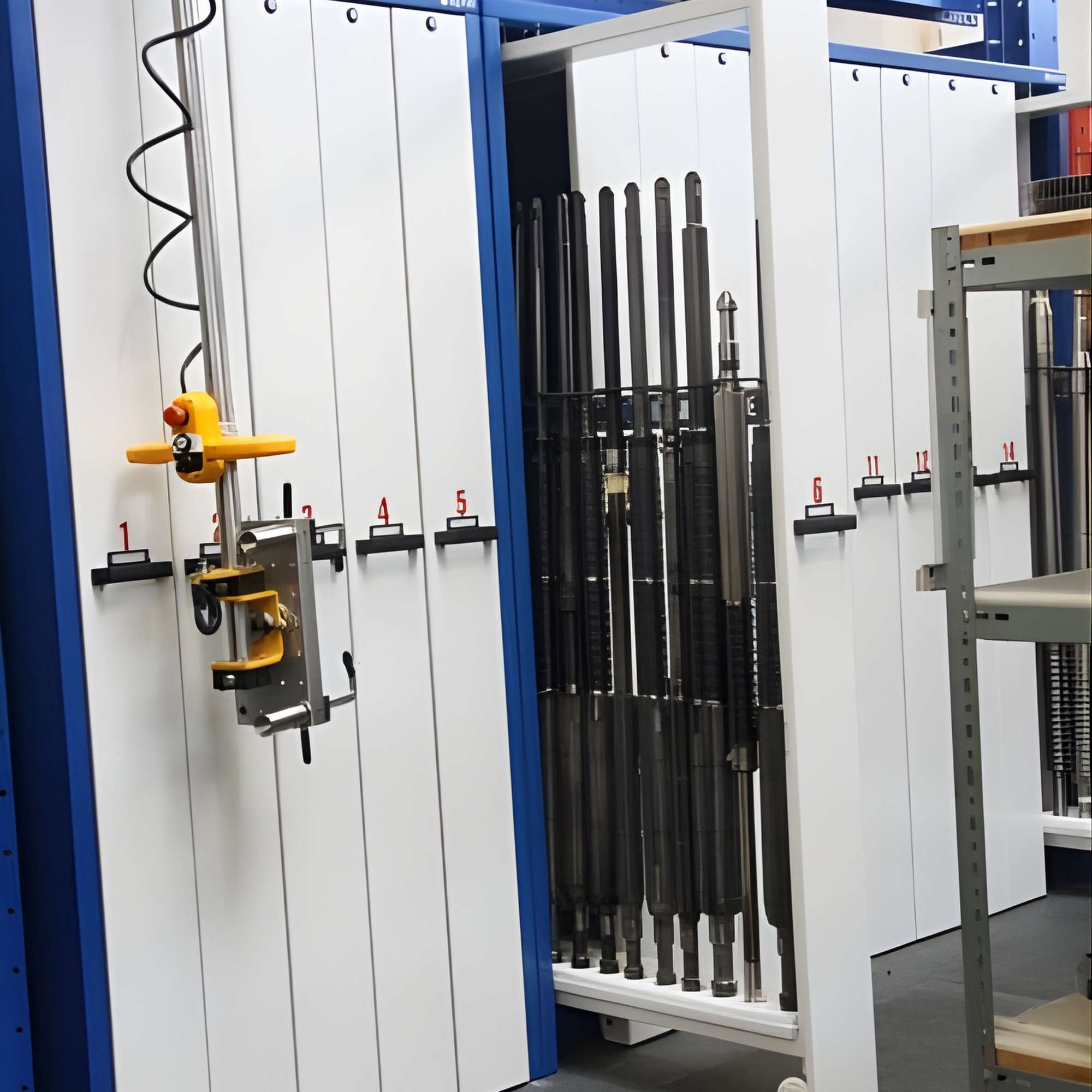 Werkzeugschrank Räumnadeln mit schwenkbarer Hebevorrichtung